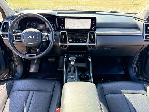 Used 2023 Kia Sorento S w/ Panoramic Sunroof Package image 3