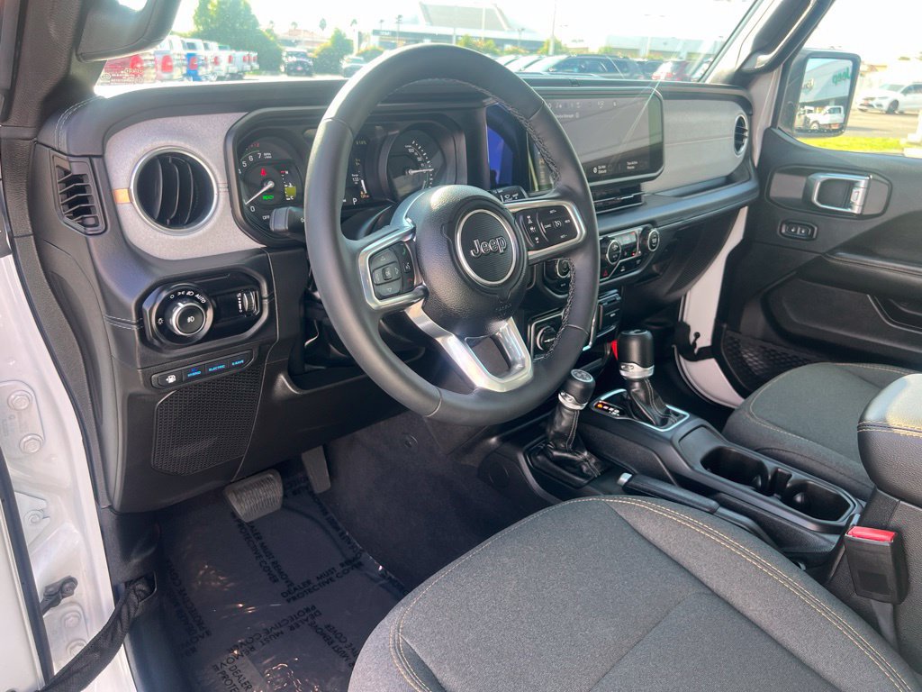 Used 2025 Jeep Wrangler Unlimited Sahara AWD/4WD image 18