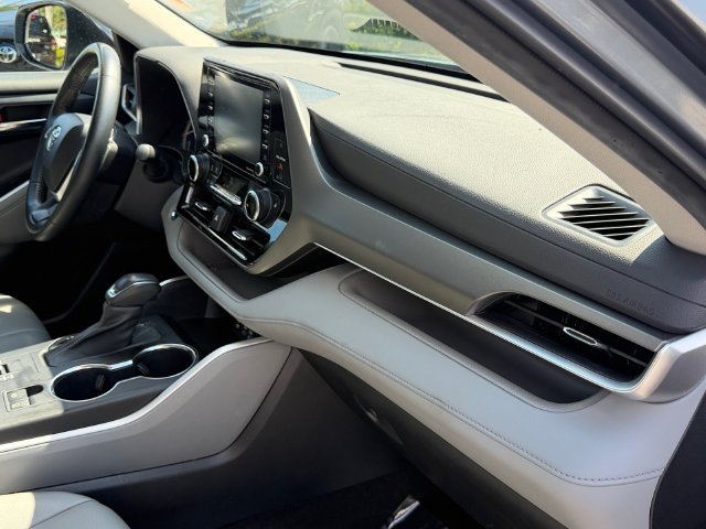 Certified 2022 Toyota Highlander XLE FWD image 18