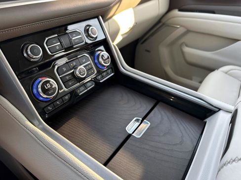 Used 2021 GMC Yukon XL Denali image 28