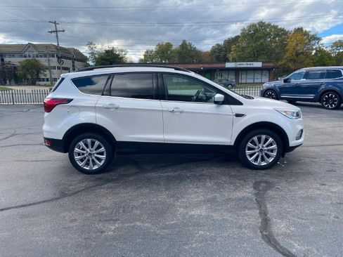 Used 2019 Ford Escape SEL image 3