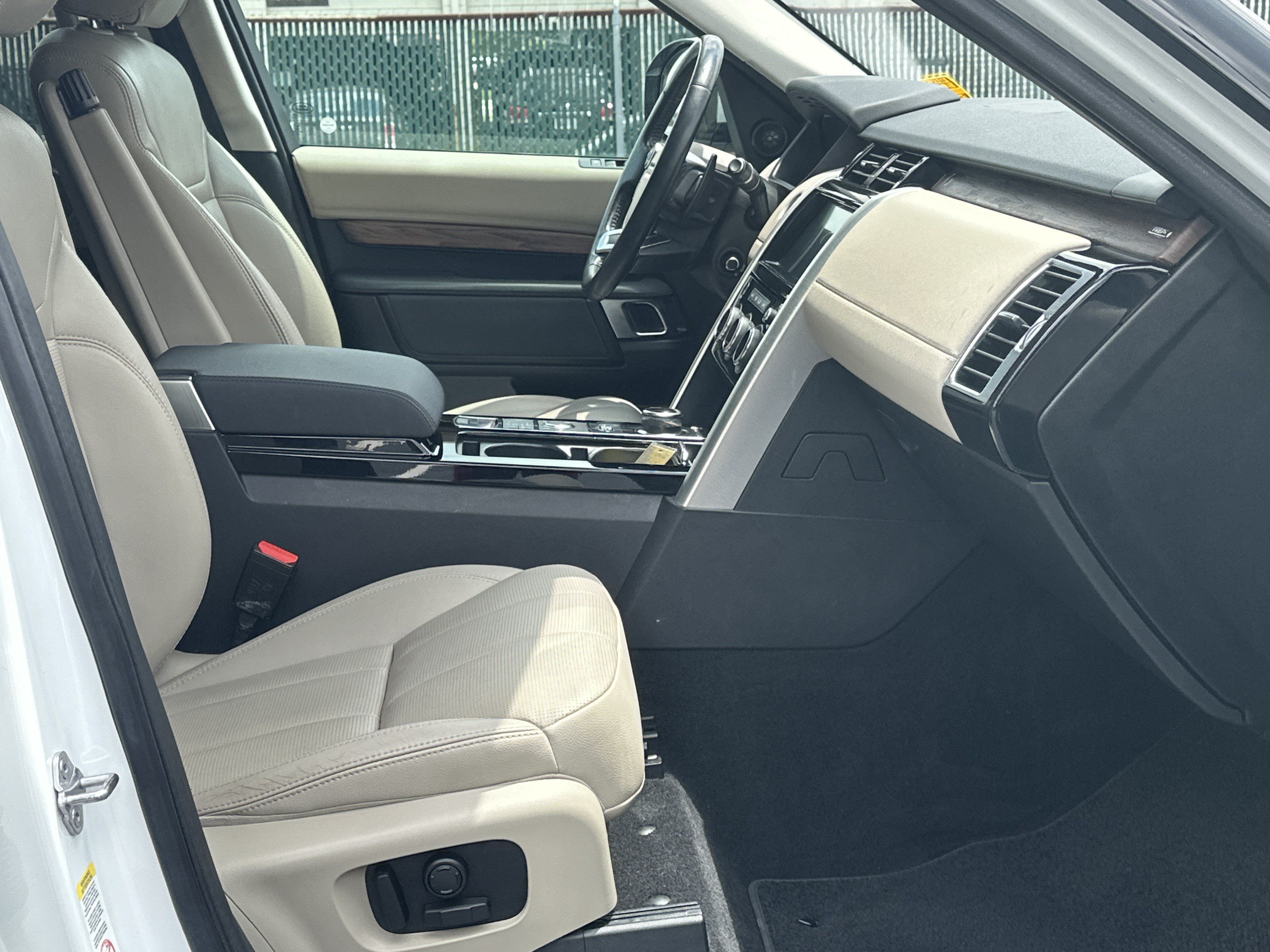 Used 2018 Land Rover Discovery HSE AWD/4WD image 12