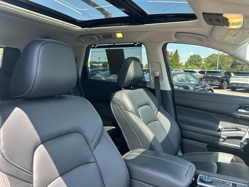 Used 2025 Nissan Pathfinder SL w/ SL Premium Package AWD/4WD image 21