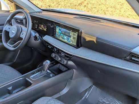 Used 2025 Nissan Kicks SV w/ SV Premium Package image 33