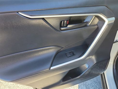 Used 2021 Toyota RAV4 LE image 10