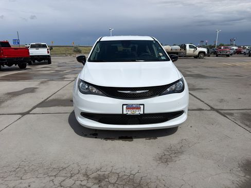 Used 2024 Chrysler Voyager LX FWD image 9