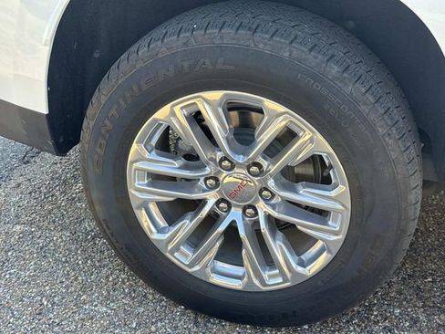 Used 2024 GMC Yukon XL SLT w/ SLT Luxury Package image 5