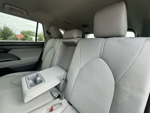 Used 2020 Toyota Highlander LE AWD/4WD image 15