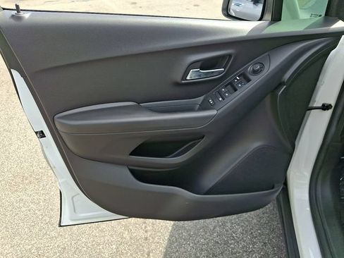 Used 2020 Chevrolet Trax LT w/ LT Convenience Package FWD image 14