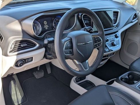 Used 2024 Chrysler Pacifica Touring-L image 10