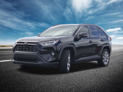 Used 2019 Toyota RAV4 XLE Premium FWD image 11