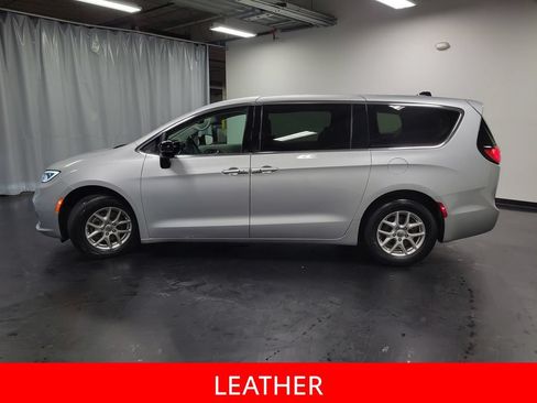 Used 2024 Chrysler Pacifica Touring-L FWD image 5