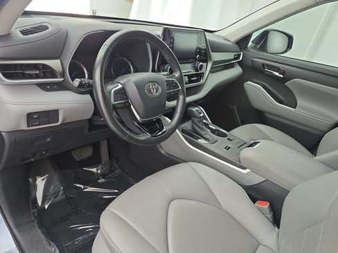 Used 2020 Toyota Highlander XLE AWD/4WD image 17