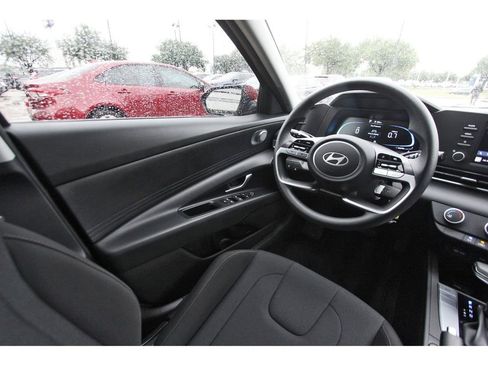 Certified 2025 Hyundai Elantra SE FWD image 9