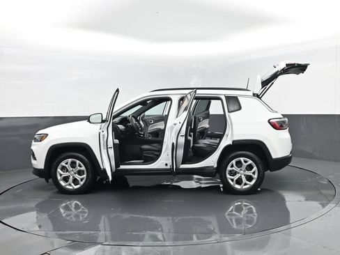 Used 2024 Jeep Compass Latitude AWD/4WD image 29
