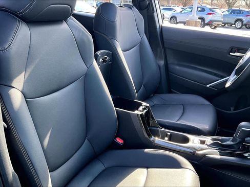 Used 2025 Toyota Corolla Cross XLE w/ Convenience Package image 9