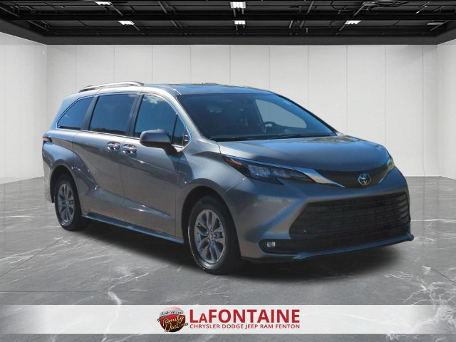 Used 2026 Toyota Sienna XLE FWD image 7