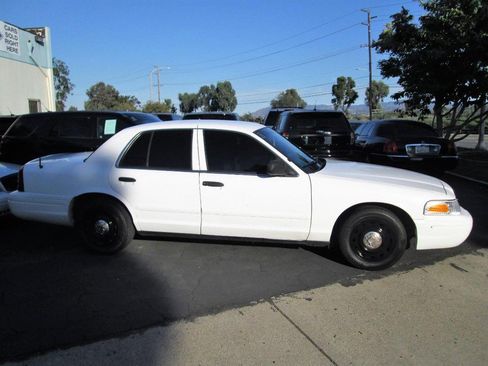 Used 2005 Ford Crown Victoria Police Interceptor image 3
