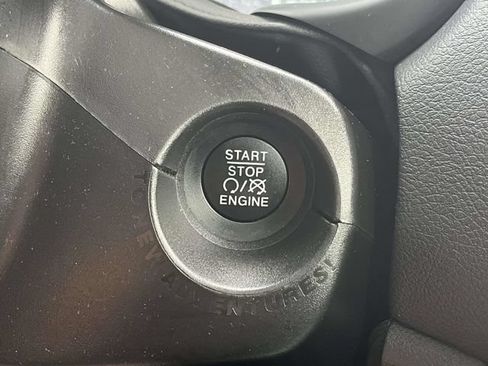 Certified 2021 Jeep Renegade Latitude w/ Luxury Group I FWD image 32