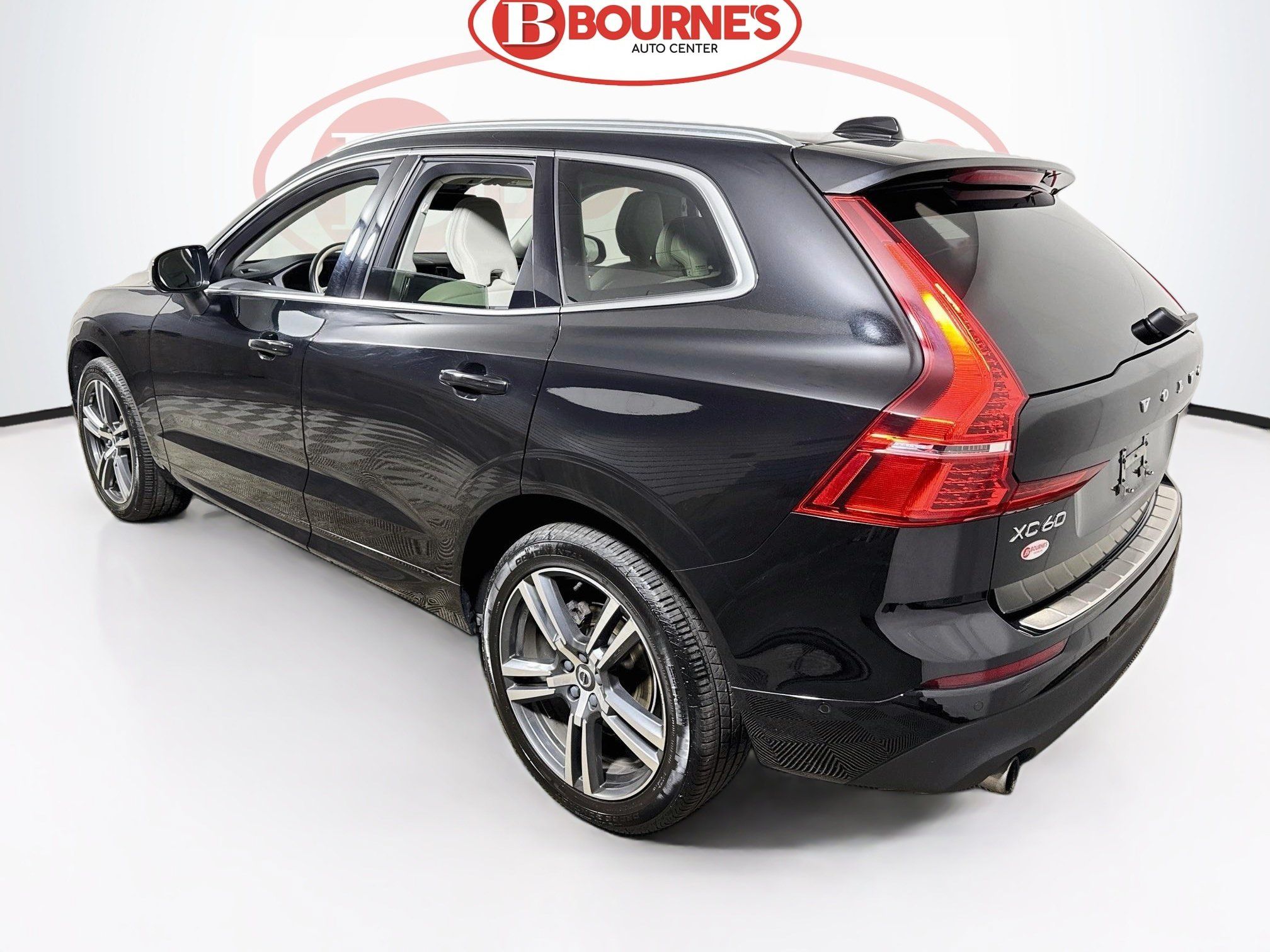 Used 2019 Volvo XC60 T5 Momentum w/ Multimedia Package AWD/4WD image 9