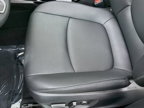 Used 2025 Toyota Corolla Cross XLE w/ Convenience Package FWD image 19
