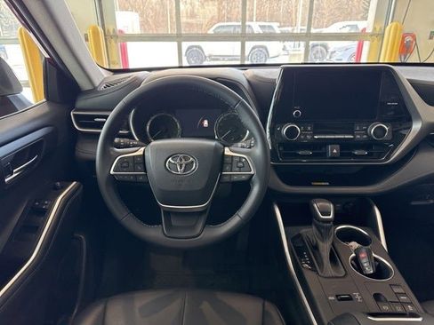 Used 2023 Toyota Highlander XLE image 20