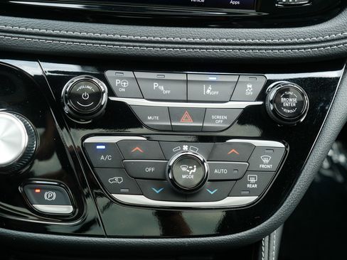 Used 2024 Chrysler Pacifica Premium FWD image 23