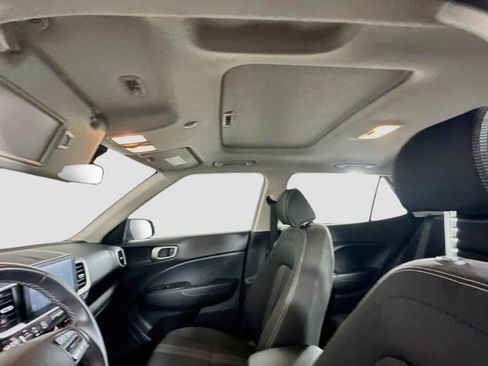 Used 2025 Hyundai Venue SEL FWD image 25