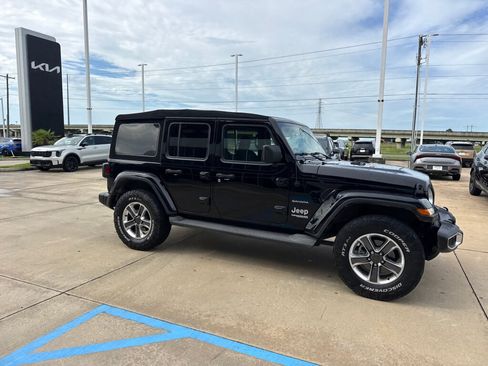 Used 2021 Jeep Wrangler Unlimited Sahara AWD/4WD image 16
