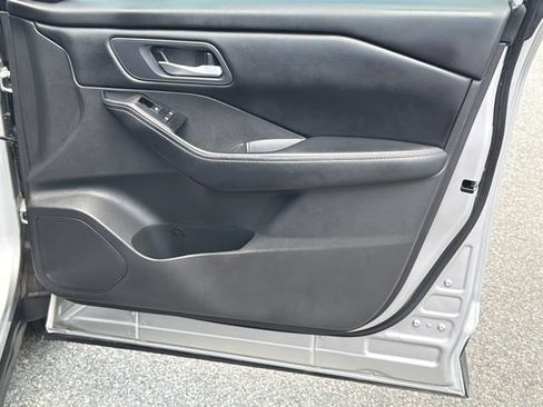 Used 2025 Nissan Rogue SV FWD image 14