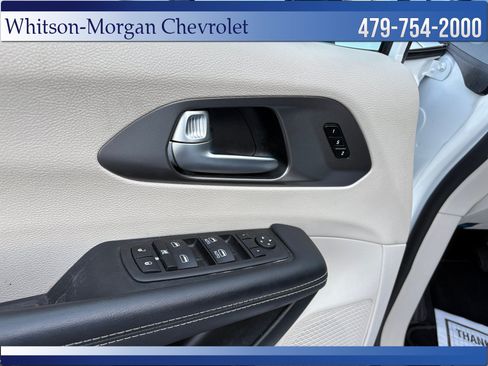 Used 2023 Chrysler Pacifica Touring-L FWD image 12
