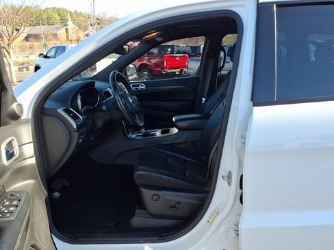 Used 2019 Jeep Grand Cherokee Altitude image 4