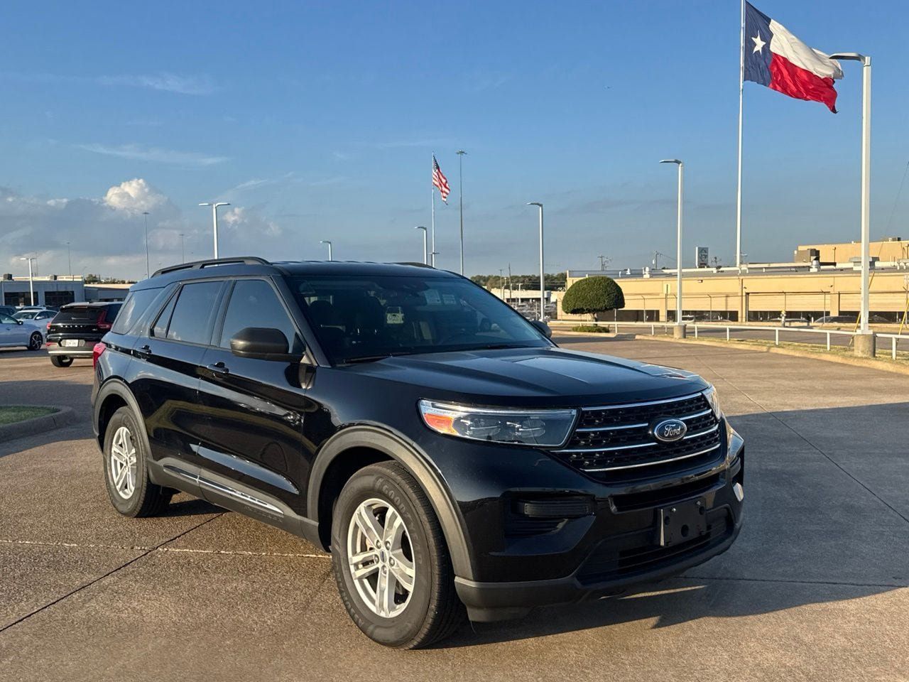 Used 2022 Ford Explorer XLT RWD image 2