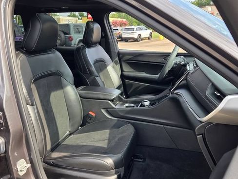Used 2025 Jeep Grand Cherokee Altitude RWD image 13