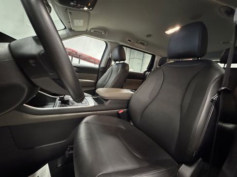 Used 2025 Kia Carnival image 25