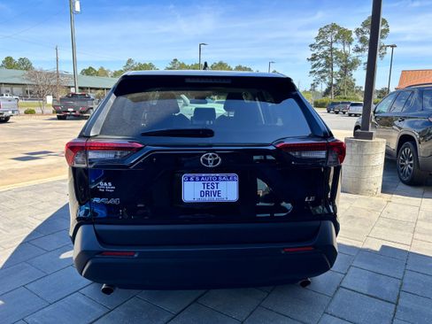 Used 2022 Toyota RAV4 LE image 6