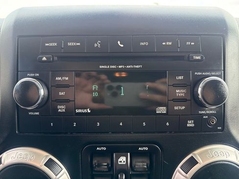 Used 2018 Jeep Wrangler Unlimited Rubicon w/ Connectivity Group image 19