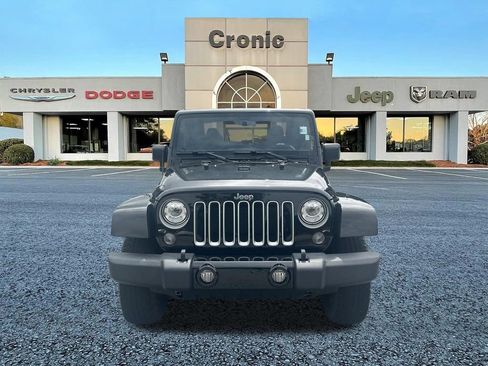 Used 2018 Jeep Wrangler Sahara w/ Connectivity Group AWD/4WD image 8