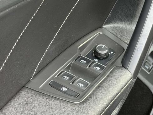 Certified 2024 Volkswagen Tiguan SE w/ Panoramic Sunroof Package AWD/4WD image 17