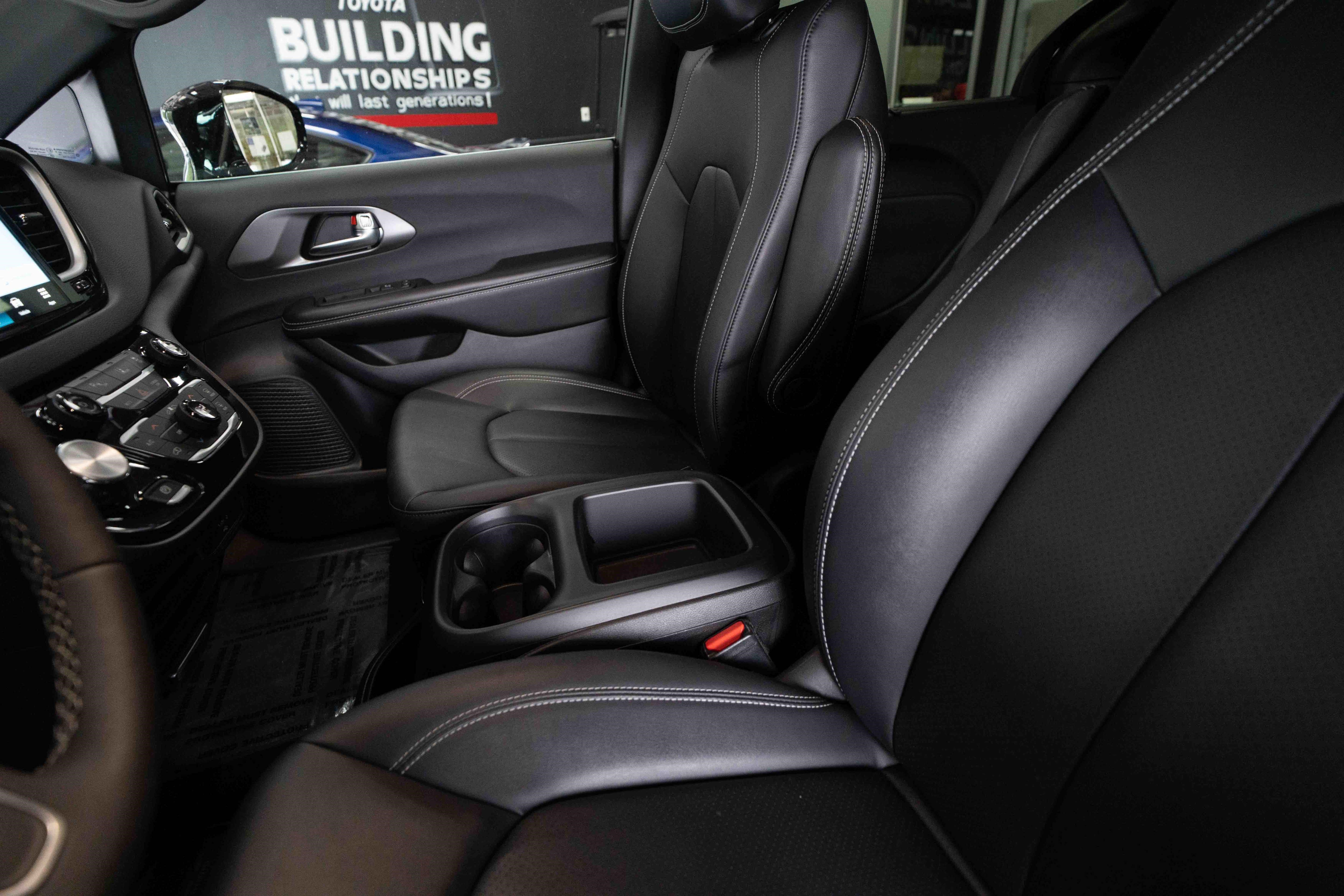 Used 2026 Chrysler Pacifica Select FWD image 10