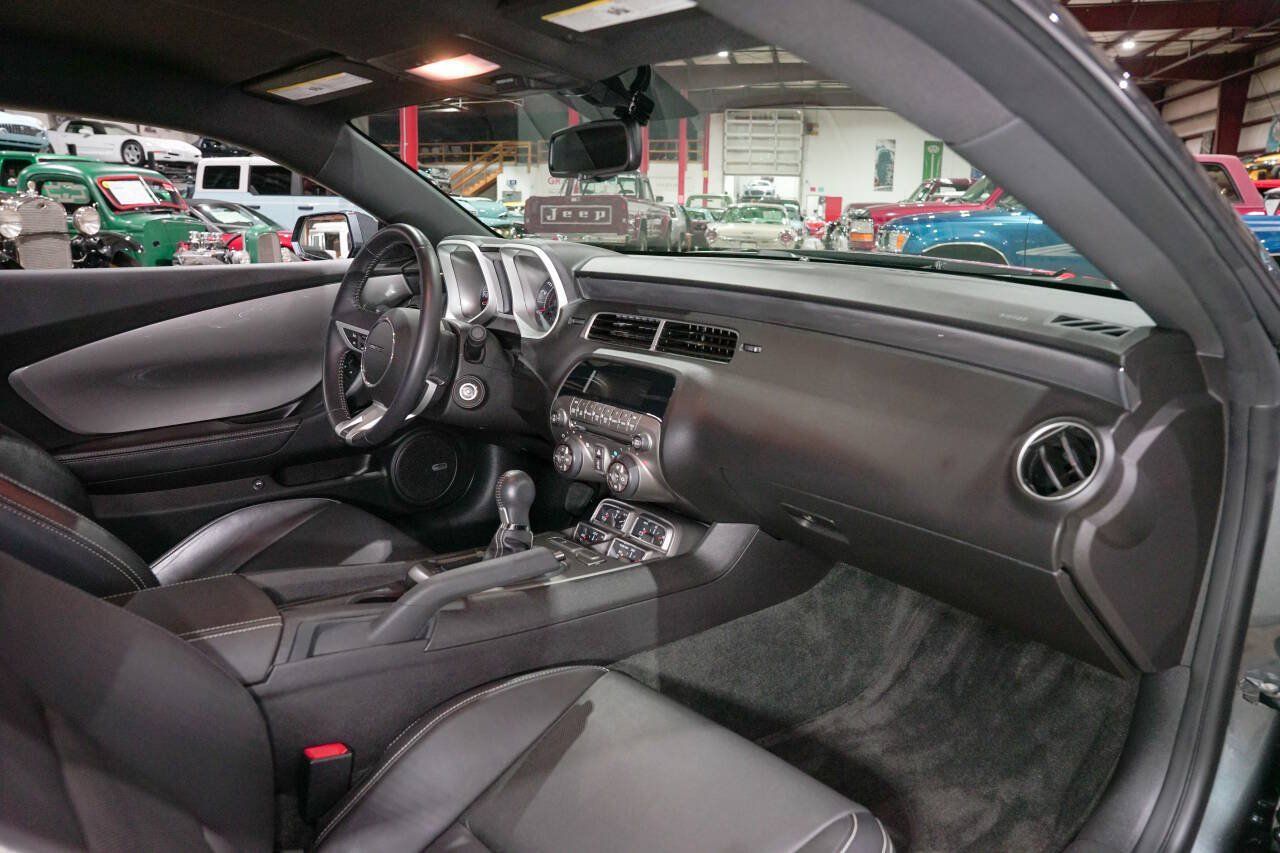 Used 2010 Chevrolet Camaro SS RWD image 39