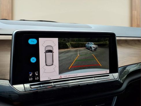 Used 2025 Volkswagen Atlas SE FWD image 5