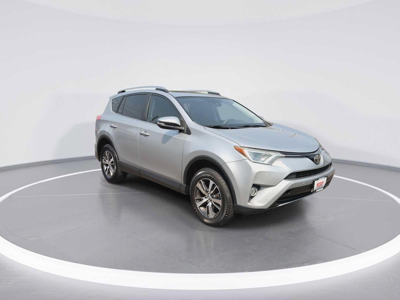 Used 2017 Toyota RAV4 XLE AWD/4WD image 2