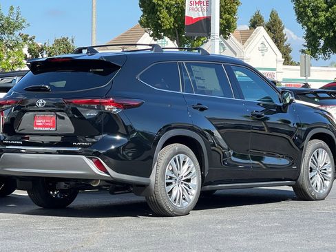 New 2025 Toyota Highlander Platinum image 3