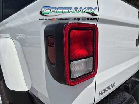 Used 2023 Jeep Gladiator Sport AWD/4WD image 28