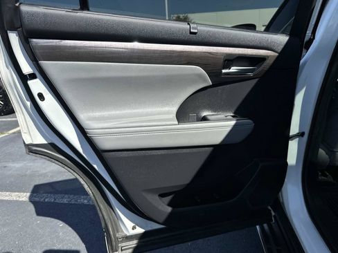 Used 2021 Toyota Highlander Platinum FWD image 14