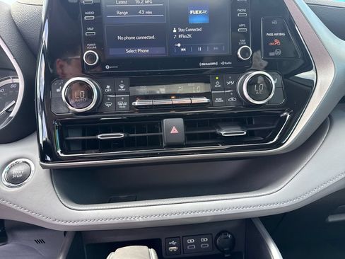 Used 2022 Toyota Highlander XLE FWD image 21