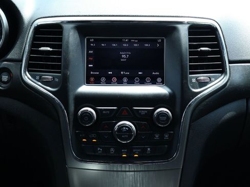 Used 2018 Jeep Grand Cherokee Laredo AWD/4WD image 16