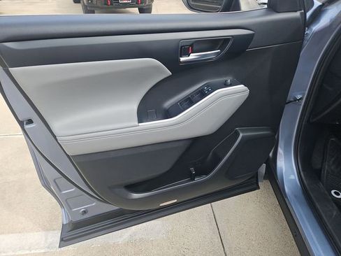 Used 2022 Toyota Highlander XLE image 22