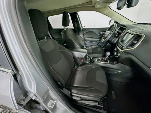 Used 2017 Jeep Cherokee Latitude w/ Comfort/Convenience Group image 31